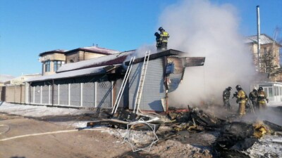 Работника автомагазина в Астане госпитализировали после пожара