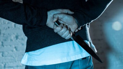 Порезал на глазах толпы: врачи сообщили о беременности пострадавшей