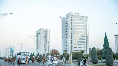 В регионах Туркменистана разбирают украшенные к Новому году ёлки