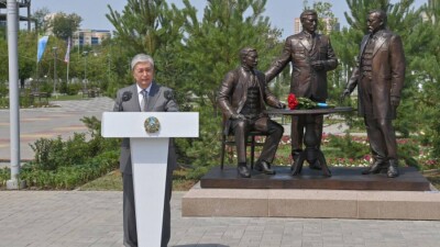 Токаев открыл памятник основателям партии "Алаш"