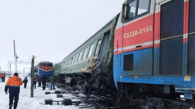В Актюбинской области локомотив столкнулся с пассажирским поездом