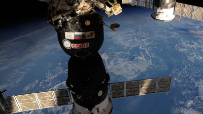 Космический корабль "Союз МС-17"  возвращается на Землю