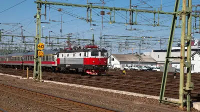 Подросток залез на крышу вагона и получил удар током на станции Алматы-2