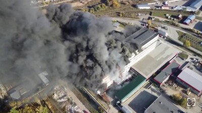 В Барнауле горит мебельный комбинат, площадь пожара достигла 6800 квадратных метров