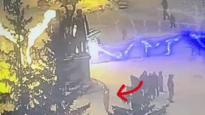 В Петропавловске пьяные иностранцы залезли на памятник Абаю и Пушкину для фото