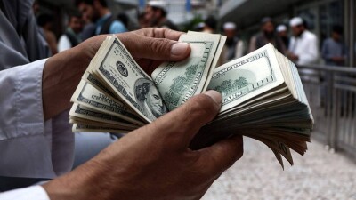 Сколько стоят доллар и рубль в обменниках Казахстана 23 апреля