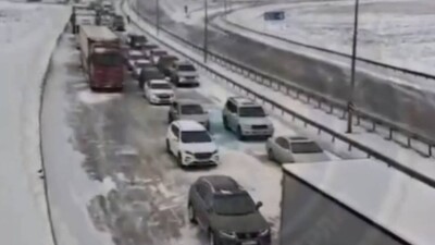 В Карагандинской области на закрытой трассе скопилось более 800 машин