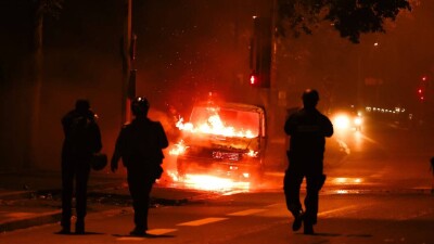 Во Франции протестующие подожгли машину и попытались протаранить ею дом мэра города