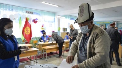 В Кыргызстане проходят внеочередные парламентские выборы