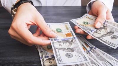 Сколько стоят доллар и рубль в обменниках Казахстана 28 апреля