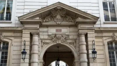 Сотрудника Елисейского дворца заподозрили в краже посуды из резиденции президента