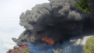 В Воронеже тушат пожар на нефтебазе