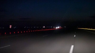 Дорожники устанавливают световозвращатели на крутых виражах республиканских трасс 