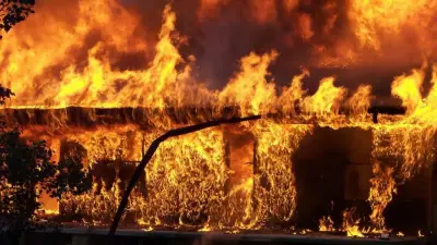 Открытый огонь и обрушение кровли: здание торгового дома горело в Кызылординской области