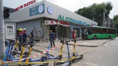 Суд арестовал на два месяца женщину, спровоцировавшую смертельное ДТП с автобусом в Алматы