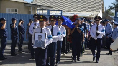 В Жамбылской области простились с полицейскими, погибшими при исполнении служебного долга