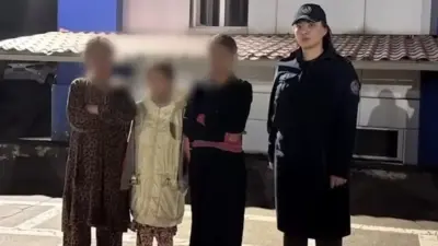 Кидались камнями и проявляли агрессию: подростков-нарушителей выдворили из Казахстана