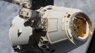 Космический корабль Cargo Dragon состыковался с МКС