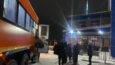 40 человек эвакуировали с трассы в Карагандинской области