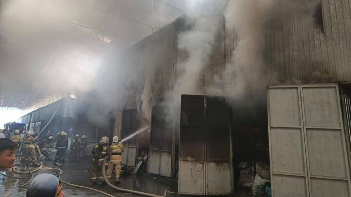 В Алматы тушат пожар на вещевом рынке "Кенжехан-2"