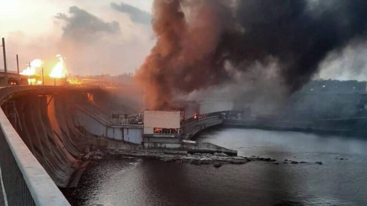 В Запорожье после российского ракетного удара горит ДнепроГЭС