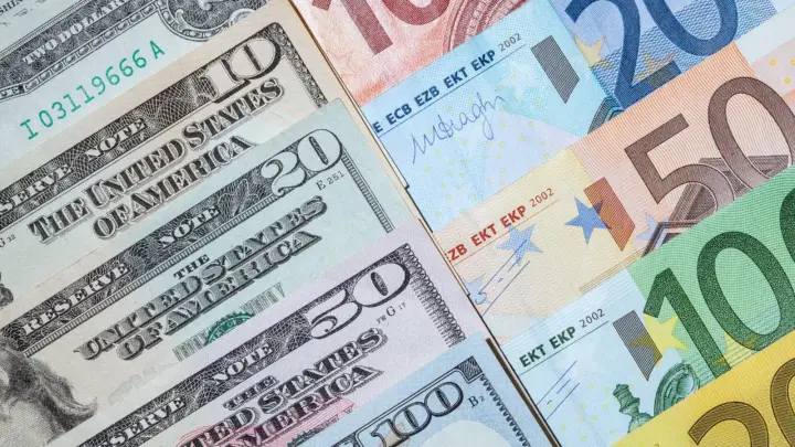 Сколько стоят доллар, евро и рубль в обменниках Казахстана 30 августа