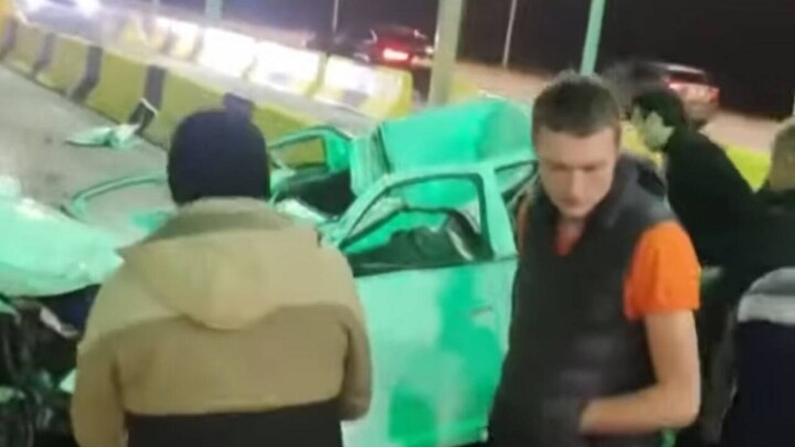 Налетел на бетонное ограждение: водитель легковушки погиб на трассе в Алматинской области