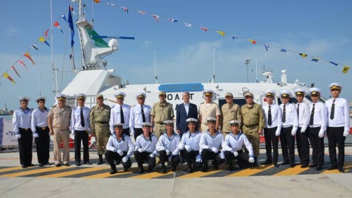 Пограничному кораблю "Түркістан" вручили военно-морской флаг