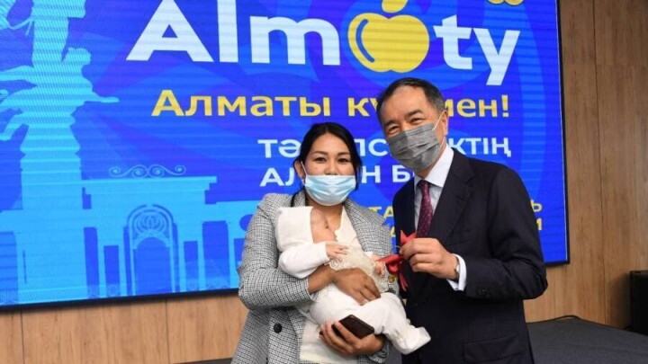 В День города многодетная семья двухмиллионной жительницы Алматы получила квартиру 
