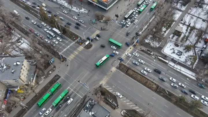 Дополнительные фазы светофоров устанавливают на ключевых перекрёстках Алматы