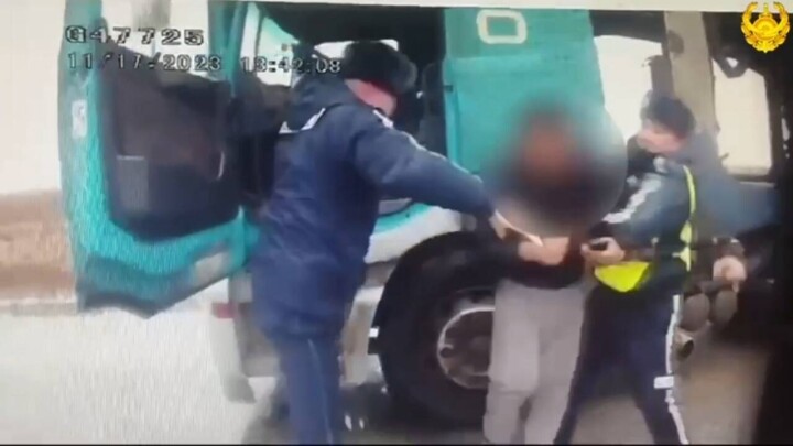 Стреляли по колёсам. Полицейские устроили погоню за автомобилем на трассе Атырау – Уральск