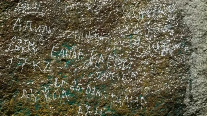 Сами написали – сами убрали: вандалам пришлось чистить камни в Иле-Алатауском нацпарке