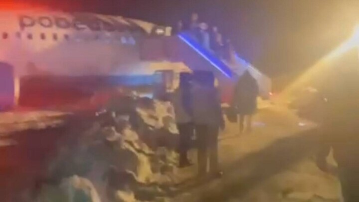 В Перми самолёт застрял в сугробе при попытке взлететь
