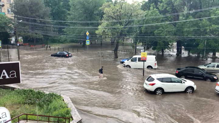 В Симферополе подтопило улицы после сильнейшего ливня
