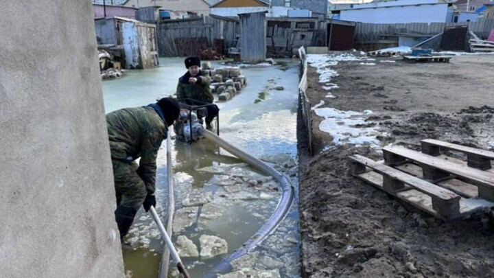 В Атырау во время учений пришлось по-настоящему спасать жилые дома от воды