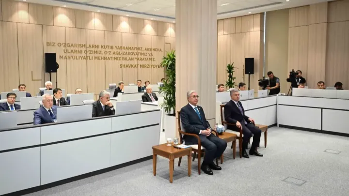 Президенты Казахстана и Узбекистана посетили ситуационный центр в Бухаре 