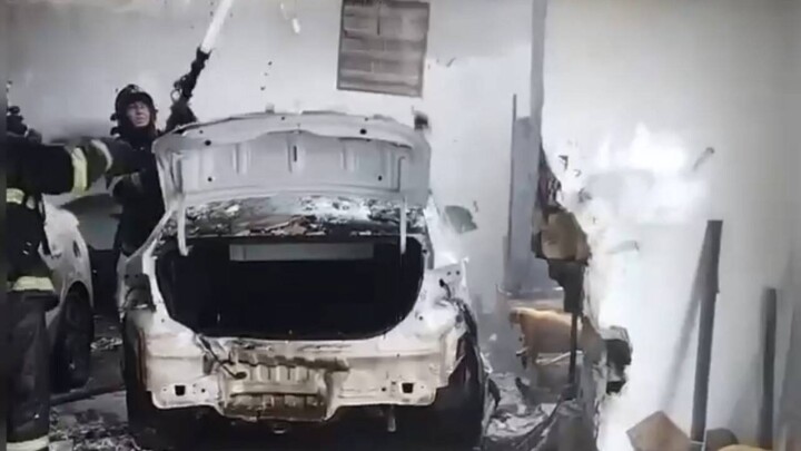 Две легковушки сгорели в пожаре на СТО в Актобе
