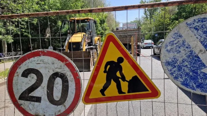 Движение частично перекрыли на улице Даулеткерея в Алматы из-за строительства коллектора