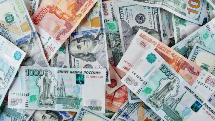 Сколько стоят доллар, евро и рубль в обменниках Казахстана 19 апреля