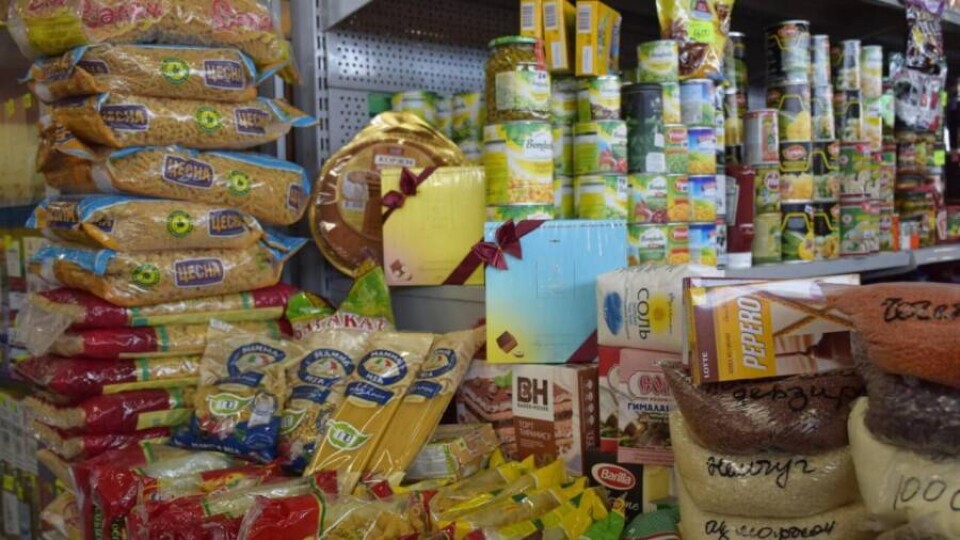 "Полтора миллиона тонн продуктов в запасе". Минторговли просит не поддаваться панике