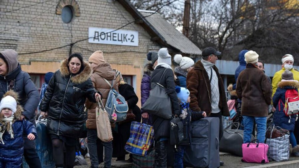 Донбасс: первые выплаты беженцам, бронетехника на улицах, новые обстрелы