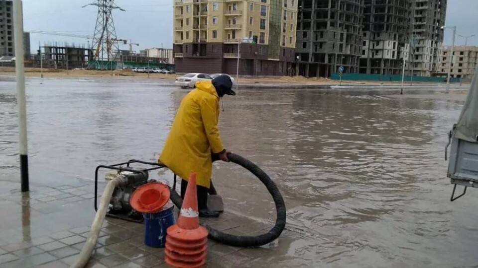В Актау и Жанаозене затопило улицы после дождя