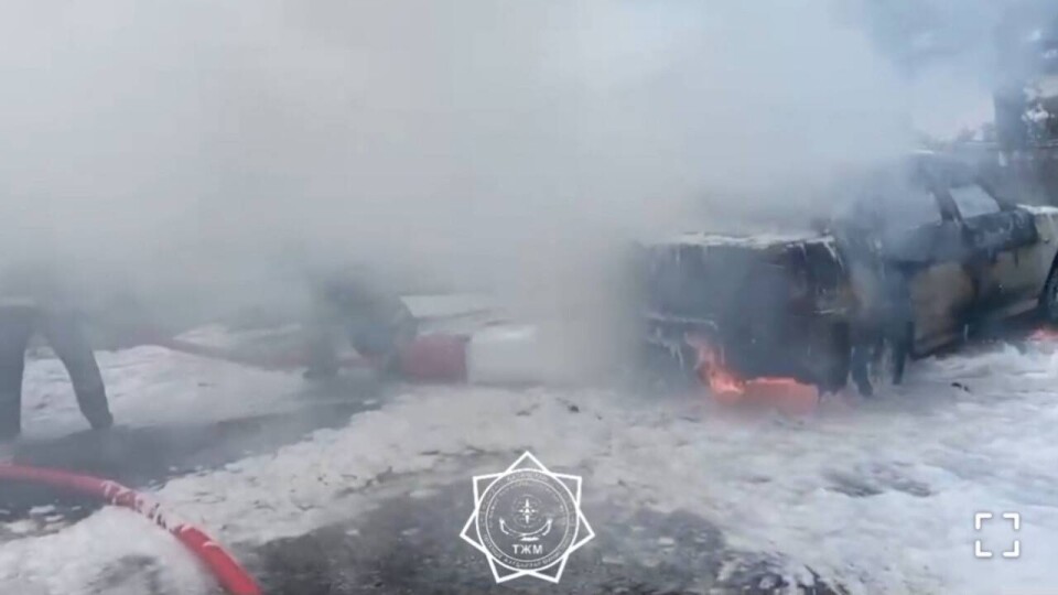 Троих детей спас из горящего автомобиля в Астане случайный прохожий