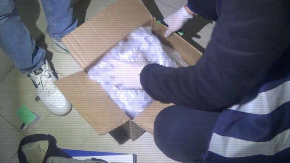 Полицейские в Алматы не позволили иностранцу получить посылку с гашишем