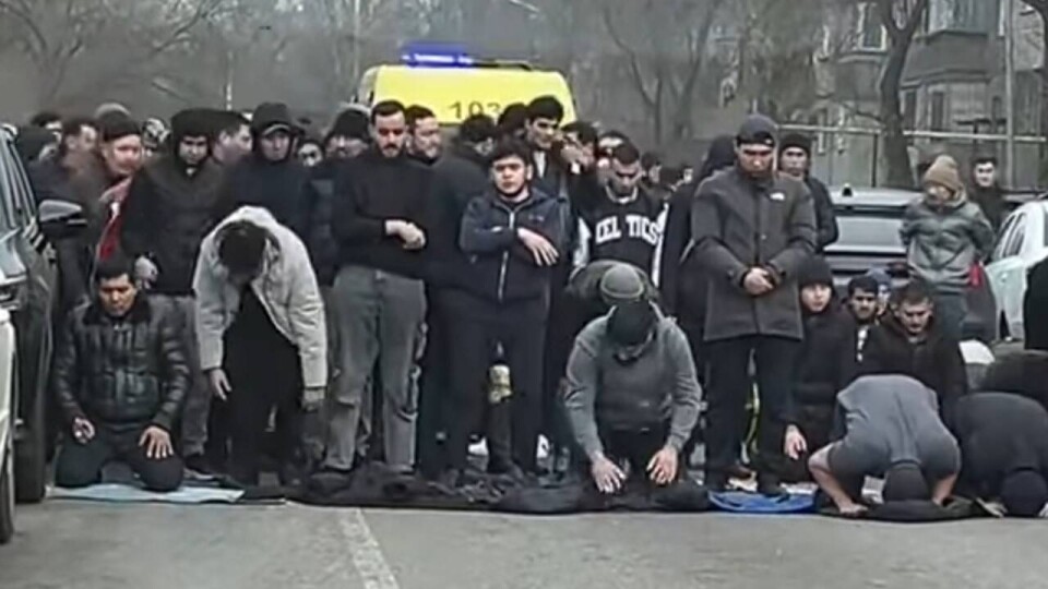 В Алматы мусульмане перекрыли проезжую часть, чтобы помолиться