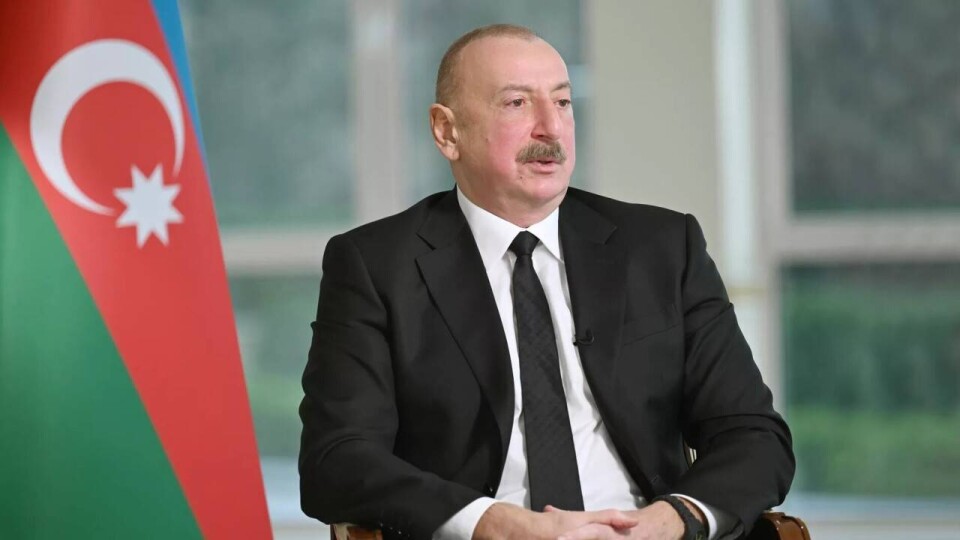 "Три дня мы не слышали от России ничего, кроме бредовых версий". Алиев требует компенсаций за крушение самолёта под Актау