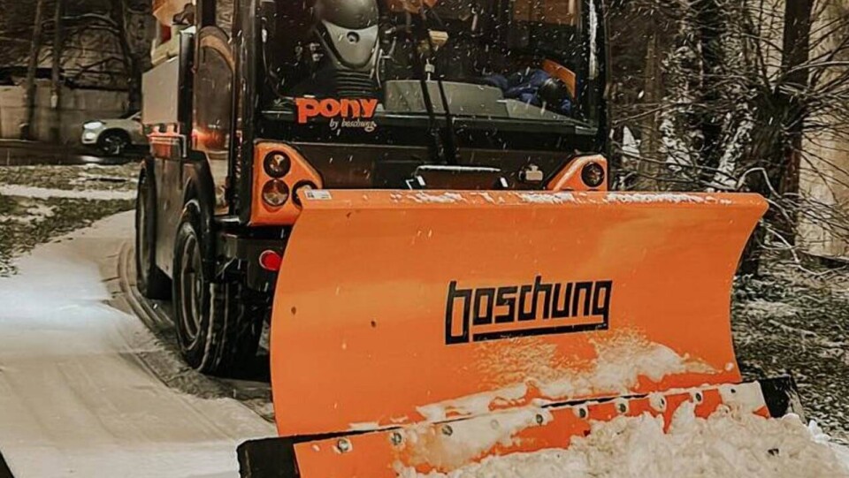В Алматы очищают улицы после первого снегопада