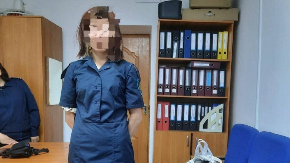 Нетрезвая девушка в полицейской форме ходила по улицам Актобе