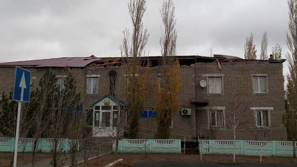 Сильный ветер сорвал крышу здания отдела образования в Павлодарской области