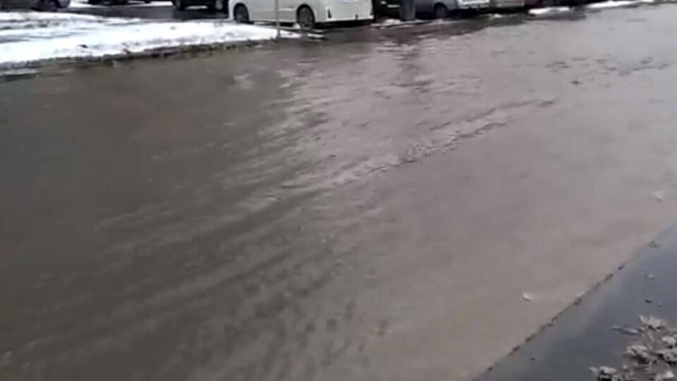 В центре Петропавловска образовался потоп из-за аварии на водопроводе